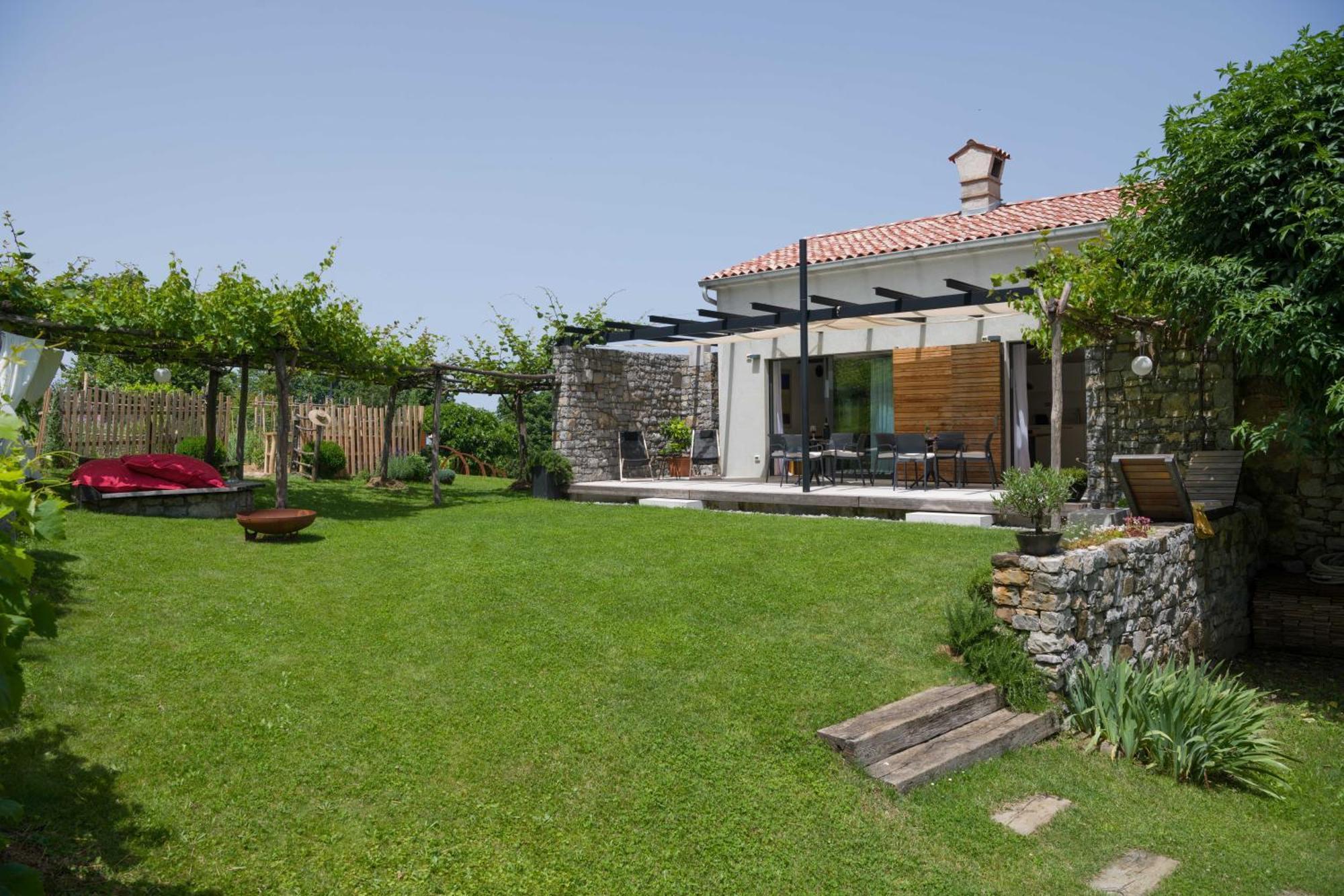 Villa Artes With Free Hot Tub & Sauna Branik Exteriör bild
